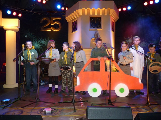 Zuchy z radomszczańskiej "Cytrynowej Trzynastki" brawurowo zaśpiewały piosenkę o "tacie, który kupił grata fiata"