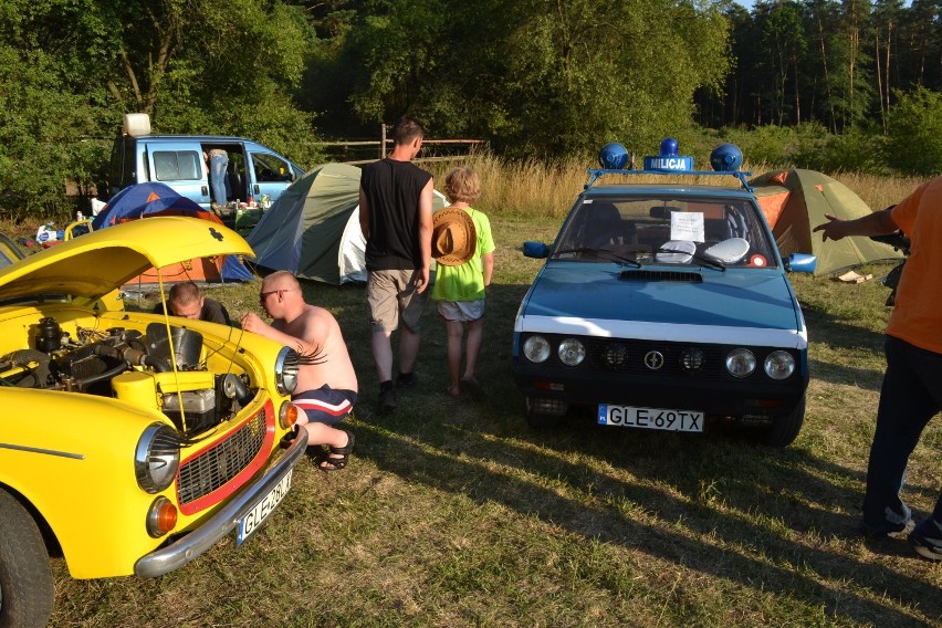 Starogard. Setki pojazdów, na scenie: Róże Europy i Feel