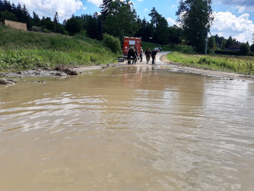 Sprzątanie po powodzi w gminie Bircza. Zdjęcia strażaków z OSP Stubno [GALERIA]