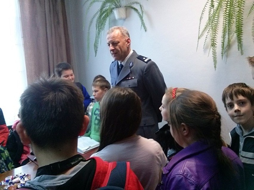Dzieci odwiedziły policjantów w Strzyżowie