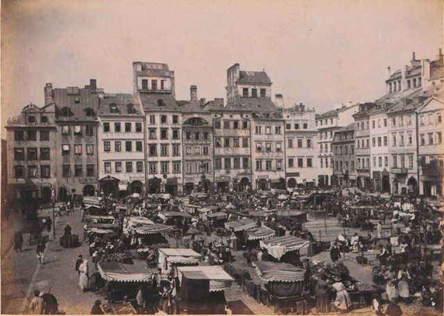 Rynek Starego Miasta.

Handel na Rynku odbywał się do roku 1929, kiedy to nakazano kupcom przeniesienie się do Hali Świętojerskiej.