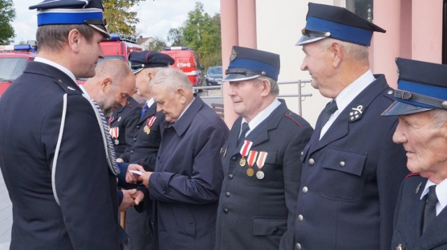 90 lat Ochotniczej Straży Pożarnej w Wójcinie. Medale dla druhów