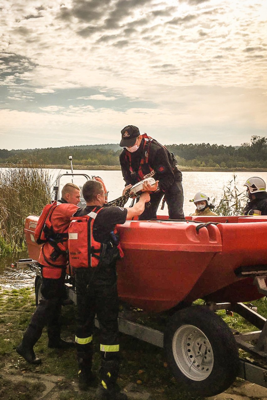 Akcja  strażaków w Osiecznej. Na jeziorze Łoniewskim zauważono dryfujący rower wodny. Nikogo nie było w środku [ZDJĘCIA]