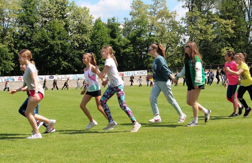 Uczniowie szesnastu kaliskich szkół wspólnie tańczyli belgijkę. ZDJĘCIA