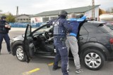 Chełm. Policjanci ćwiczyli działania pościgowo-blokadowe. Scenariusz toczył się wokół napadu na bank