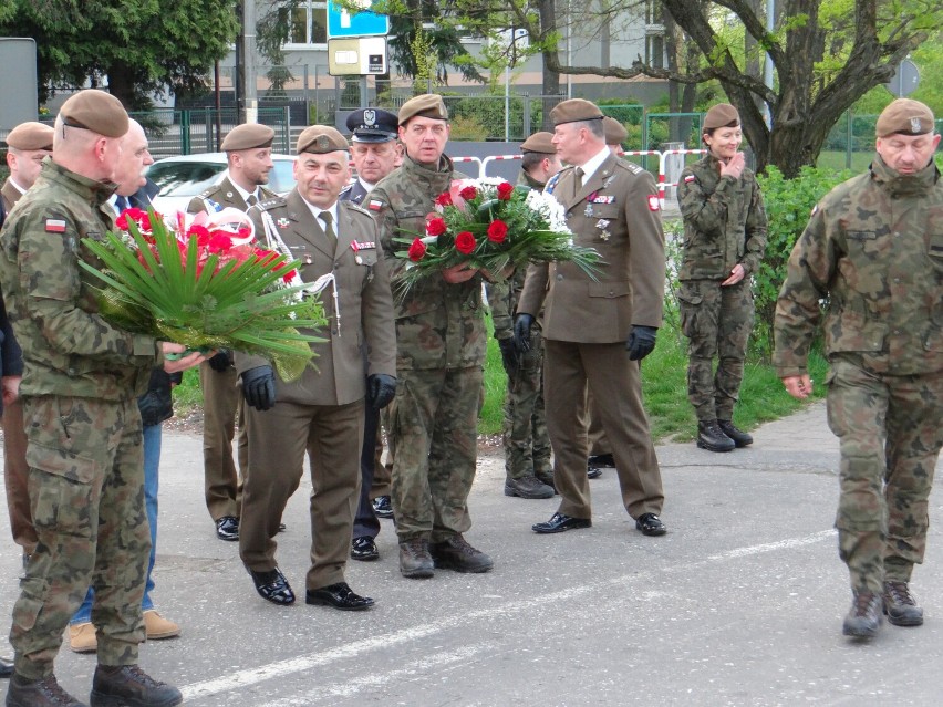 Złożenie kwiatów pod pomnikiem Konspiracyjnego Wojska...