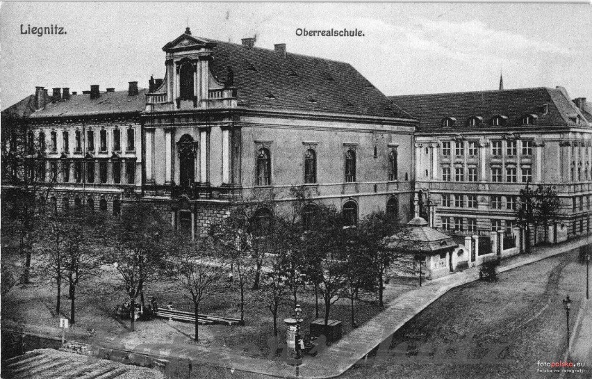 I Liceum Ogólnokształcące w Legnicy na dawnych fotografiach. Dawniej był tu klasztor! Zobacz, jak wyglądał budynek ponad 100 lat temu