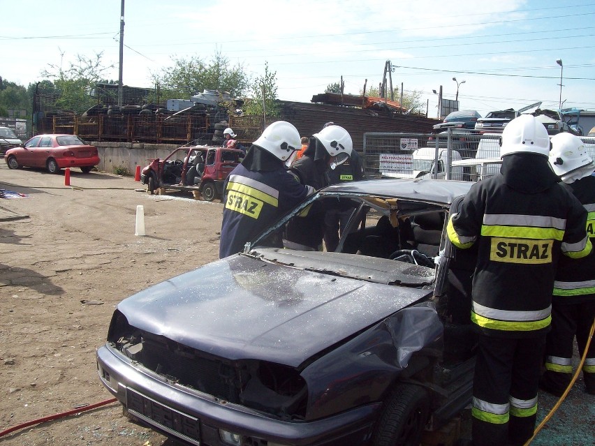 KRÓTKO: Strażacy z powiatu tarnogórskiego zdemolowali kilkanaście samochodów [ZDJĘCIA]