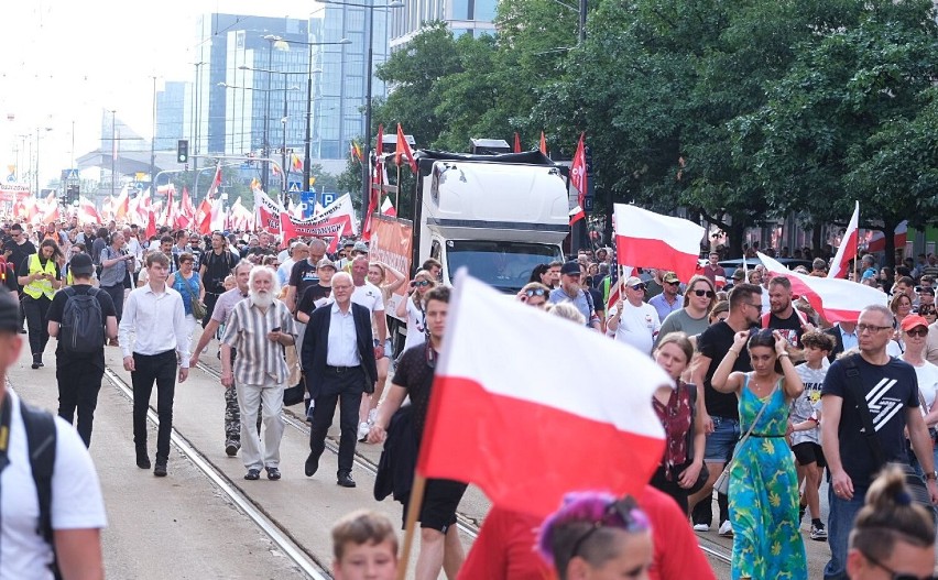 Marsz Powstania Warszawskiego 2022. Morze biało-czerwonych flag i okrzyki ''Chwała bohaterom". Narodowcy przeszli ulicami stolicy 