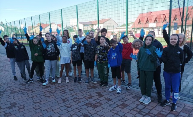 Uczniowie zaangażowali się w posprzątanie terenów szkolnych oraz wybranych obszarów miasta w pobliżu szkoły.