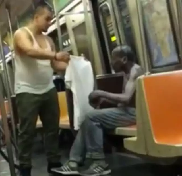 To nagranie poruszyło Amerykanów. Oddał bezdomnemu swoje ubrania w metrze