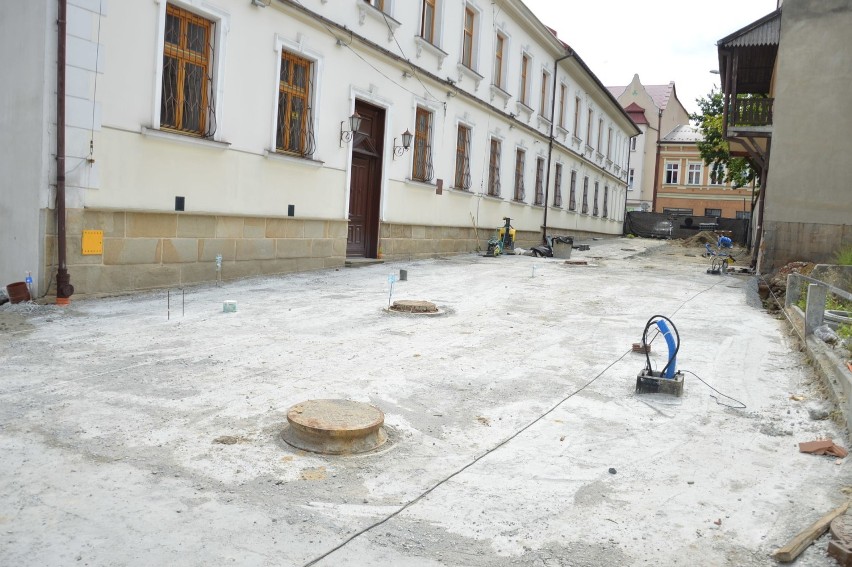 Bochnia. Bezcenne relikty przeszłości są zasypane na nowo. „Okryliśmy Bochnię wstydem”