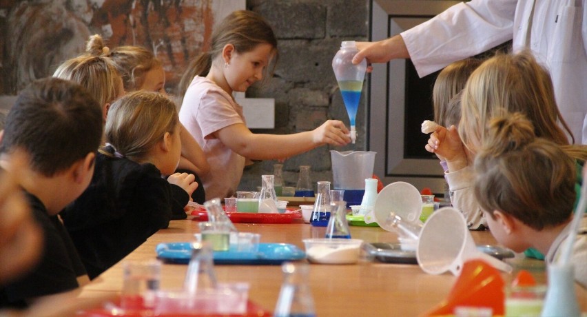 Ferie w Obornickim Ośrodku Kultury. Eksperymenty chemiczne dla dzieci [ZDJĘCIA]