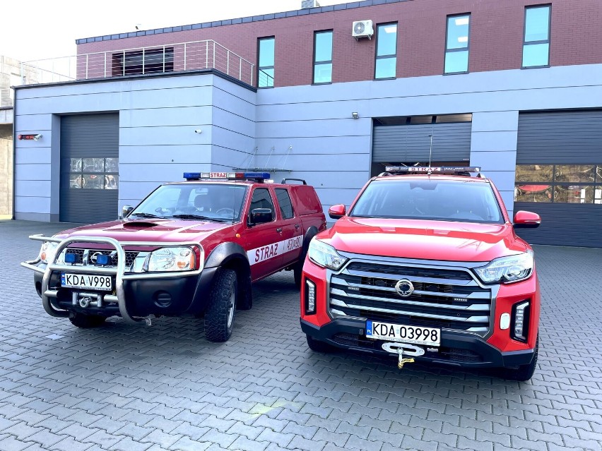 Straż pożarna z Dąbrowy Tarnowskiej ma nowy samochód za blisko 310 tys. zł. Dołożył się do niego powiat oraz gminy Mędrzechów i Bolesław