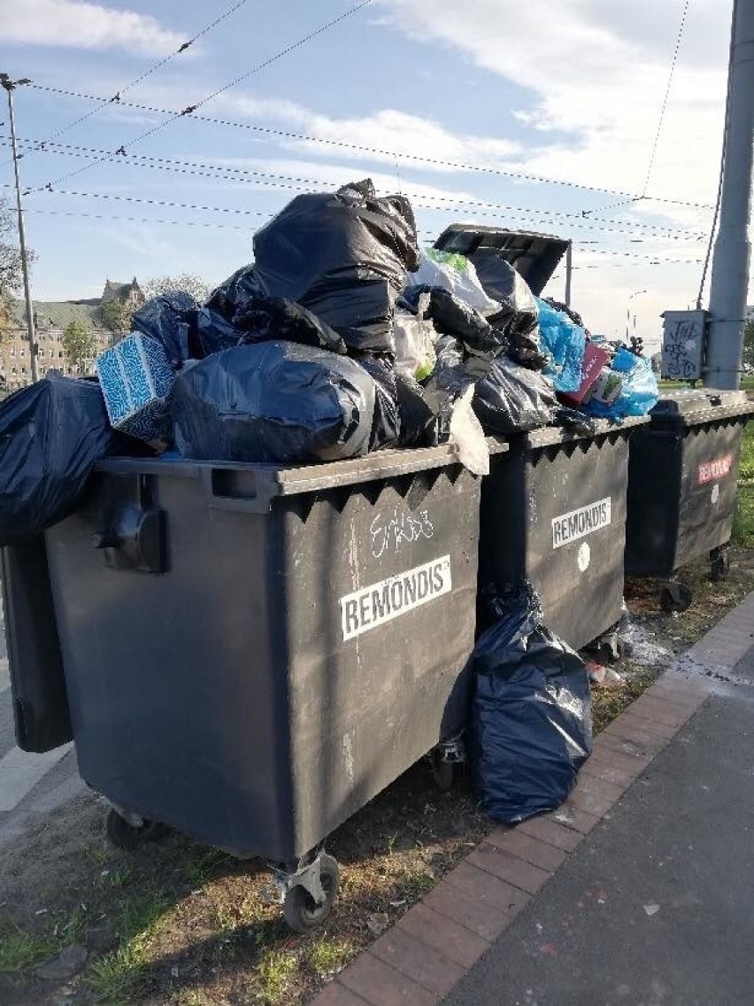Sterta śmieci na Podzamczu. Winni złapani na gorącym uczynku [ZDJĘCIA]