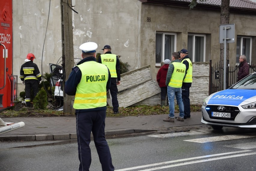 Groźny wypadek na ul. Skłodowskiej w Skierniewicach. Samochód wbił się w dom [ZDJĘCIA]