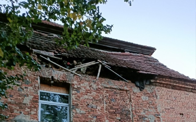 Mieszkańcom starego dworu w Mieszkowie wali się dach