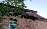 W Mieszkowie koło Gaworzyc dach starego dworu wali się na głowy mieszkańców. Lokatorzy zorganizowali zbiórę na remont