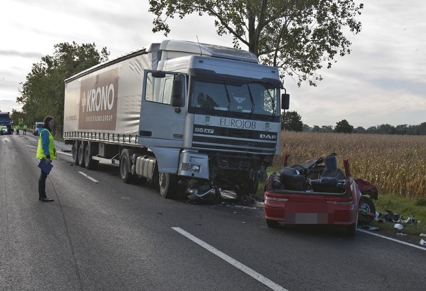 Marcinkowice: Czołowe zderzenie ciężarówki z osobówką na drodze nr 94 (ZDJĘCIA)