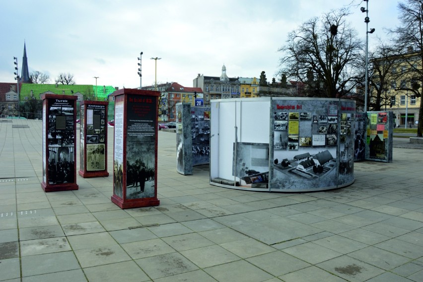 Wystawa na dachu Centrum Dialogu Przełomy zniszczona przez wandali [ZDJĘCIA] 