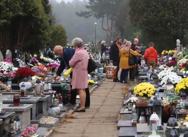 W poniedziałek 31 października cmentarz komunalny na Firleju w Radomiu odwiedziło mnóstwo osób. Wiele osób porządkowało jeszcze groby, stawiało kwiaty. Inni przyszli się pomodlić i zapalić znicze na grobach swoich bliskich i znajomych.

Zobaczcie zdjęcia na kolejnych slajdach.