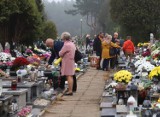 Wszystkich Świętych 2022. W poniedziałek 31 października mnóstwo osób na cmentarzu na Firleju w Radomiu. Zobaczcie zdjęcia