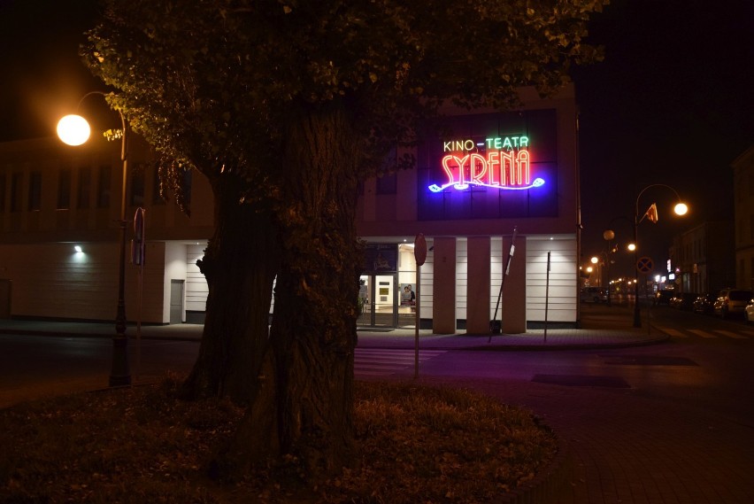 Stylowy neon nadał blasku wieluńskiej Syrenie [FOTO, FILM]