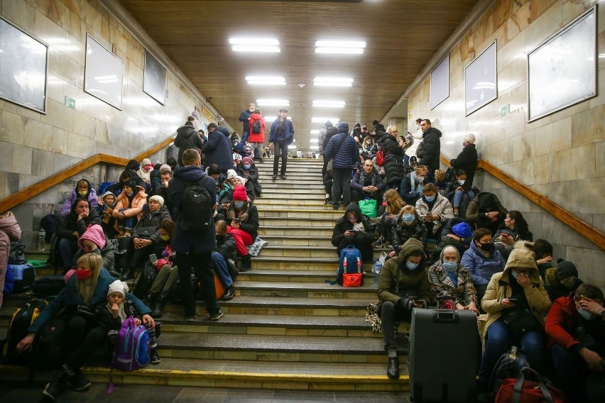 Ludzie schronieni w kijowskim metrze