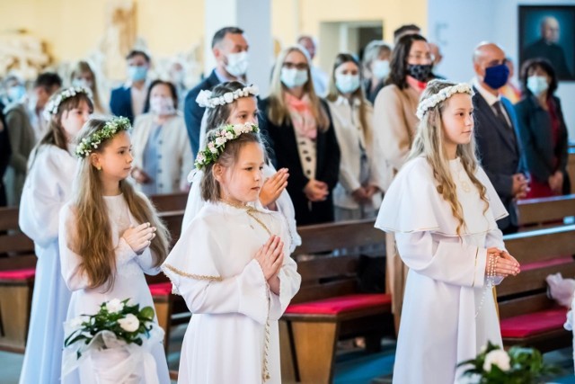 Uroczystość pierwszej komunii świętej w niedzielę (16 maja 2021 r.) odbyła się w Parafii pw. Ducha Świętego w Bydgoszczy