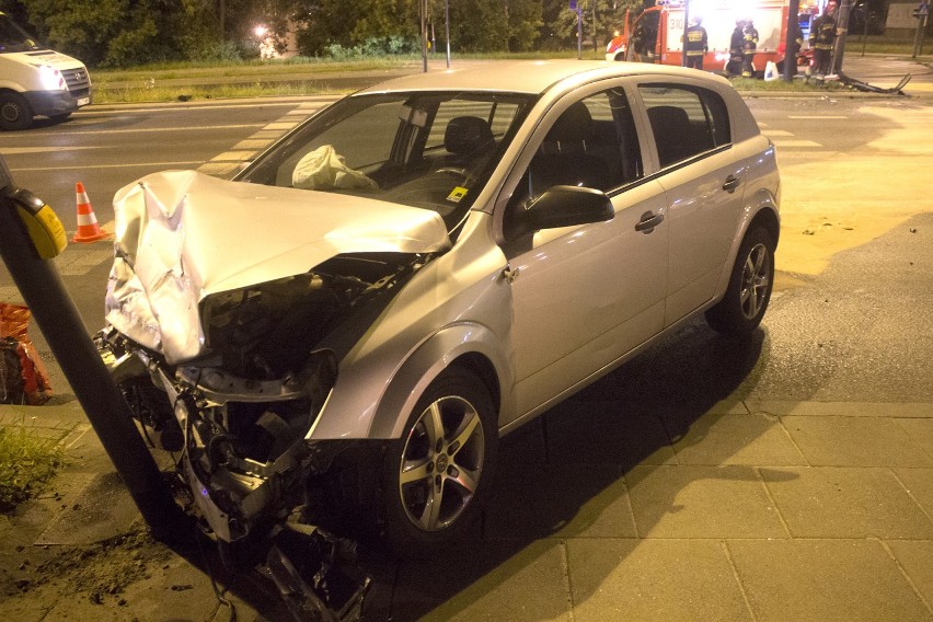 Groźny wypadek na Włókniarzy w Łodzi. Kobieta nie ustąpiła...