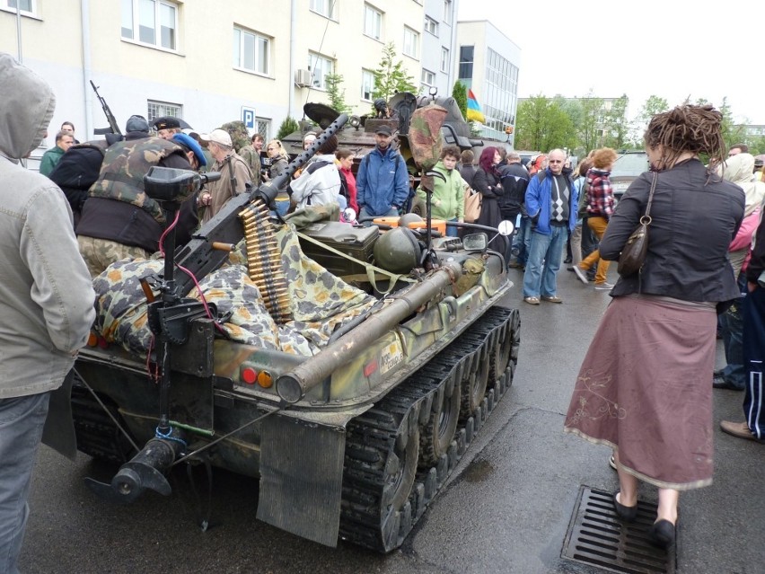 Zlot Pojazdów Militarnych Wapienniki 2012: Parada i pokaz w Radomsku [ZDJĘCIA+FILM]
