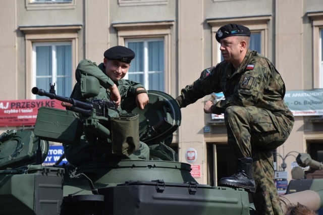 W czwartek, 21 września, w Zielonej Górze świętuje 11 Lubuska Dywizja Kawalerii Pancernej im. Króla Jana III Sobieskiego - Czarna Dywizja. 



Uroczystości oficjalne rozpoczną się o godz. 17:00 na Placu Bohaterów. Weźmie w nich udział m.in. marszałek Elżbieta Polak.

W trakcie uroczystości wręczone zostaną medale i wyróżnienia dla żołnierzy i osób cywilnych, które zasłużyły się dla 11. Dywizji Kawalerii Pancernej.

Ponadto od godzin porannych w ramach pancerniackiego świętowania trwa piknik czołgisty, czyli gratka dla miłośników militariów. Wśród zgromadzonych na parkingu przy Centrum Biznesu maszyn można podziwiać wojskowe ciężarówki, czołgi, amfibie, wyrzutnie rakiet, militarne wyposażenie, sprzęt łącznościowy i wiele innych!

W związku z trwającymi uroczystościami w centrum miasta mogą występować utrudnienia. Droga znajdująca się przy placu Bohaterów jest wyłączona z ruchu.

Przypomnijmy, że jednostki wojskowe będące w strukturze dywizji stacjonują w garnizonach województwa lubuskiego, wielkopolskiego i dolnośląskiego: Żagań: dowództwo i sztab 11. Lubuskiej Dywizji Kawalerii Pancernej im. Króla Jana III Sobieskiego, 34. Brygada Kawalerii Pancernej im. Hetmana Wielkiego Koronnego Jana Zamoyskiego, 11. Batalion Dowodzenia im. gen. broni Zygmunta Sadowskiego, Świętoszów: 10. Brygada Kawalerii Pancernej im. gen. broni Stanisława Maczka, Międzyrzecz, Wędrzyn i Krosno Odrzańskie: 17. Wielkopolska Brygada Zmechanizowana im. gen. broni Józefa Dowbór - Muśnickiego, Bolesławiec: 23 Śląski Pułk Artylerii oraz Czerwieńsk i Leszno: 4. Zielonogórski Pułk Przeciwlotniczy.

POLECAMY RÓWNIEŻ PAŃSTWA UWADZE:
Pierwszy dzień pancerniackiego święta za nami [ZDJĘCIA]

