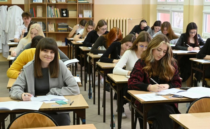 Świętokrzyska Matura Próbna 2024 z matematyki. Uczniowie IV Liceum Ogólnokształcącego w Kielcach przed rozdaniem arkuszy nie czuli stresu