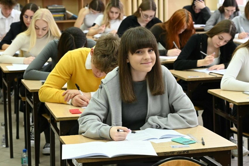 Świętokrzyska Matura Próbna 2024 z matematyki. Uczniowie IV Liceum Ogólnokształcącego w Kielcach przed rozdaniem arkuszy nie czuli stresu