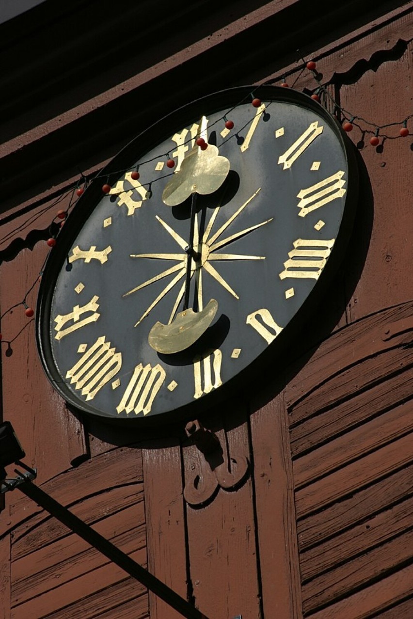 Zegar na wieży kościelnej świątyni w Lublewie Gdańskim