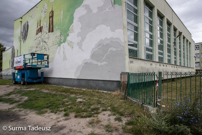 Mural "Kredy" na Szkole Podstawowej nr 5 w Stargardzie nabiera kształtów [ZDJĘCIA]