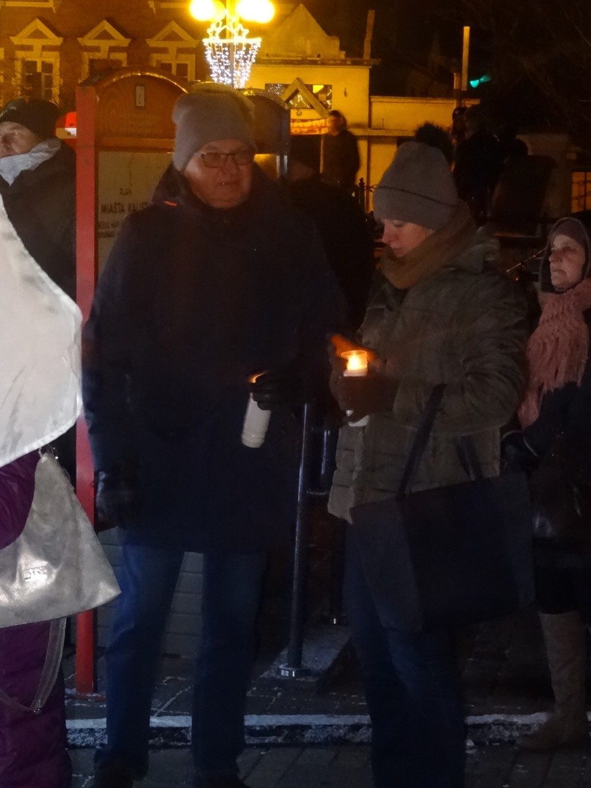 Milczący protest przeciwko nienawiści. Kaliszanie zareagowali na atak na prezydenta Gdańska ZDJĘCIA