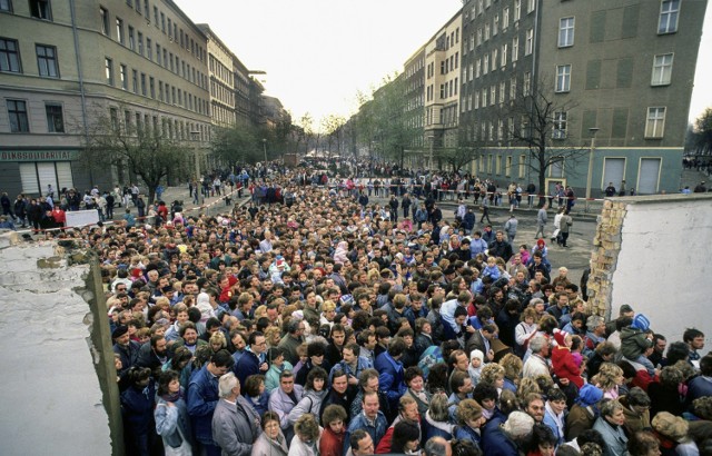 Na ile - pańskim zdaniem - sama fotografia może być zaangażowana politycznie?

Na zdjęciach nie ma słów, więc każdy może je odczytać na swój sposób. Choć czasem da się zauważyć intencje fotografującego. Ja w każdym razie starałem się być przede wszystkim świadkiem tego, co się działo i to powinno wystarczyć.