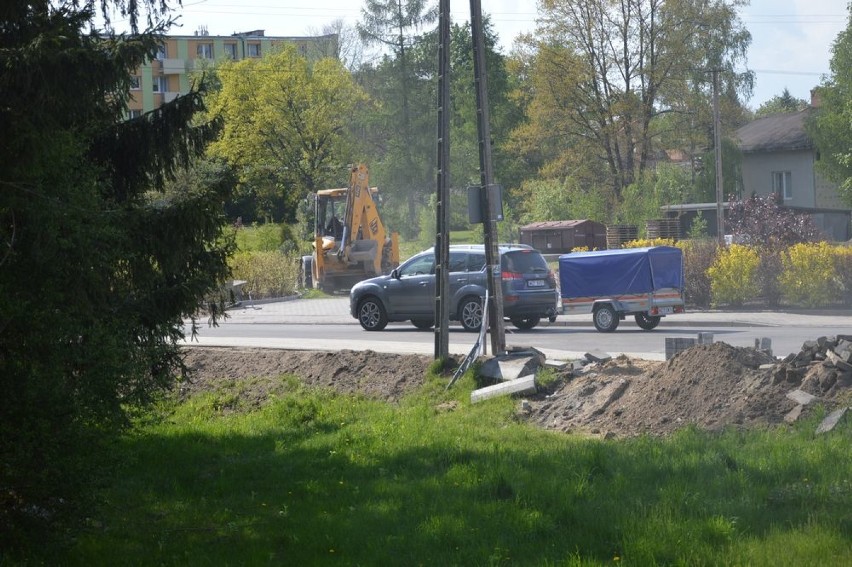 Na ulicy Warszawskiej chodnik już jest. Na nowy asfalt trzeba jeszcze poczekać [ZDJĘCIA]