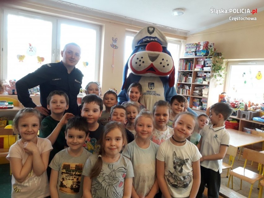 Częstochowscy policjanci czytali bajki dzieciom w przedszkolu
