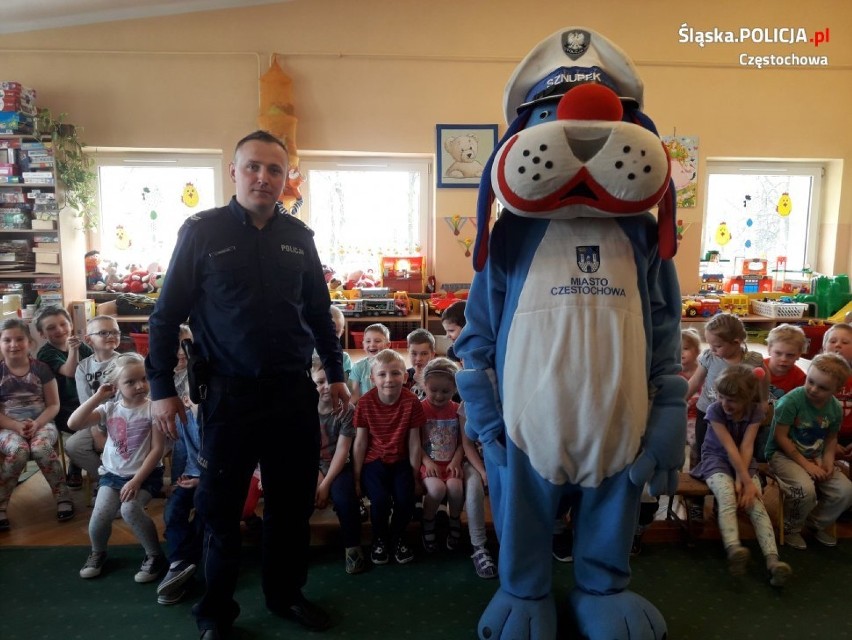 Częstochowscy policjanci czytali bajki dzieciom w przedszkolu