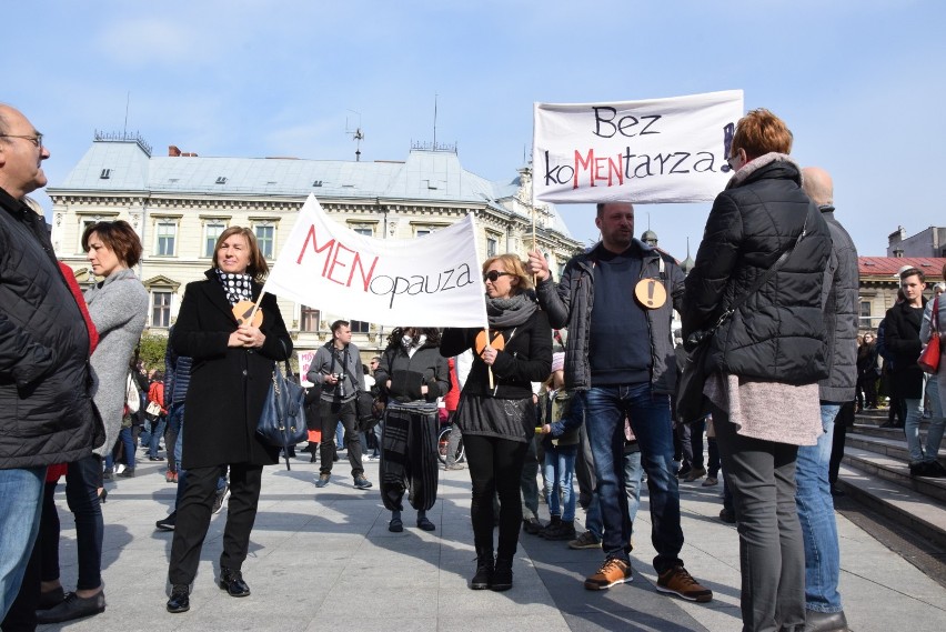 Wiec poparcia dla strajkujących nauczycieli na bielskim placu Chrobrego: Nie odpuszczajcie! [ZDJĘCIA]