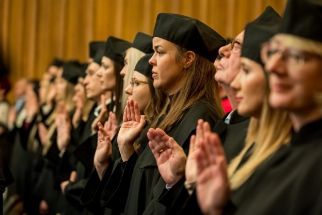 15 maja w Filharmonii Pomorskiej w Bydgoszczy dyplomy doktorskie otrzymały osoby, które obroniły doktorat na jednym z trzech wydziałów Collegium Medicum im. Ludwika Rydygiera w Bydgoszczy UMK w Toruniu.