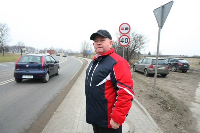 Jan Gumiński z rady dzielnicy Obłuże  nie rozumie, dlaczego urzędnicy nie chcą oświetlić zaledwie 150-m odcinka chodnika.