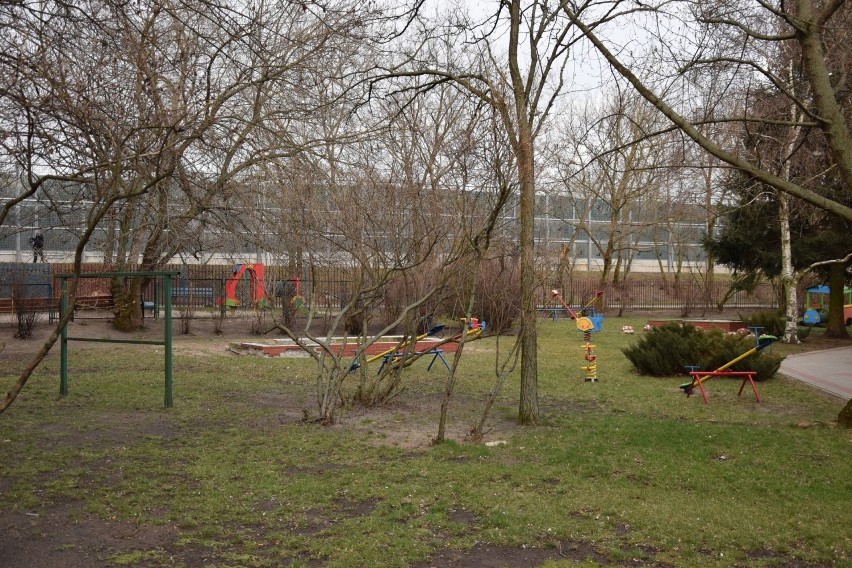 Ogrodzenie przy Przedszkolu Publicznym nr 14 we Włocławku do wymiany. Zmieni się też plac zabaw