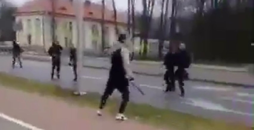 Tarnów. Bandycki atak kiboli w biały dzień obok szkoły. Dyrektor prosi policję o patrole [ZDJĘCIA, WIDEO]