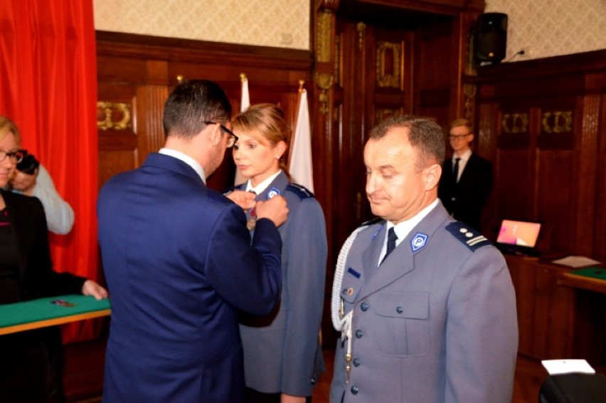 Zachodniopomorscy policjanci z Brązowym Krzyżem Zasługi, wśród nich jest policjant z KPP Stargard