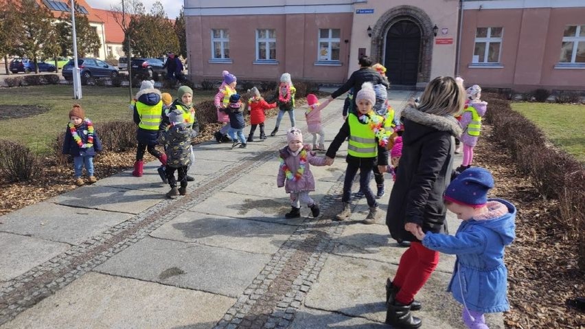 Dzieci z Niepublicznego Przedszkola "Sarenka" w Sarnowie przepędziły nie tylko Zimę, ale też... koronawirusa
