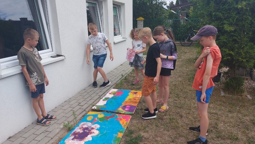 Wakacyjne zajęcia w bibliotece na osiedlu Rawka w Skierniewicach cieszą się dużym zainteresowaniem wśród dzieci