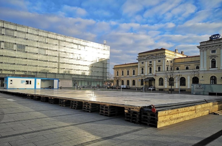 Lodowisko budowane obok Galerii Krakowskiej.